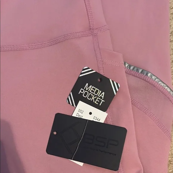 NWT Women's Light Pink Leggings with Pockets - Picture 3 of 4